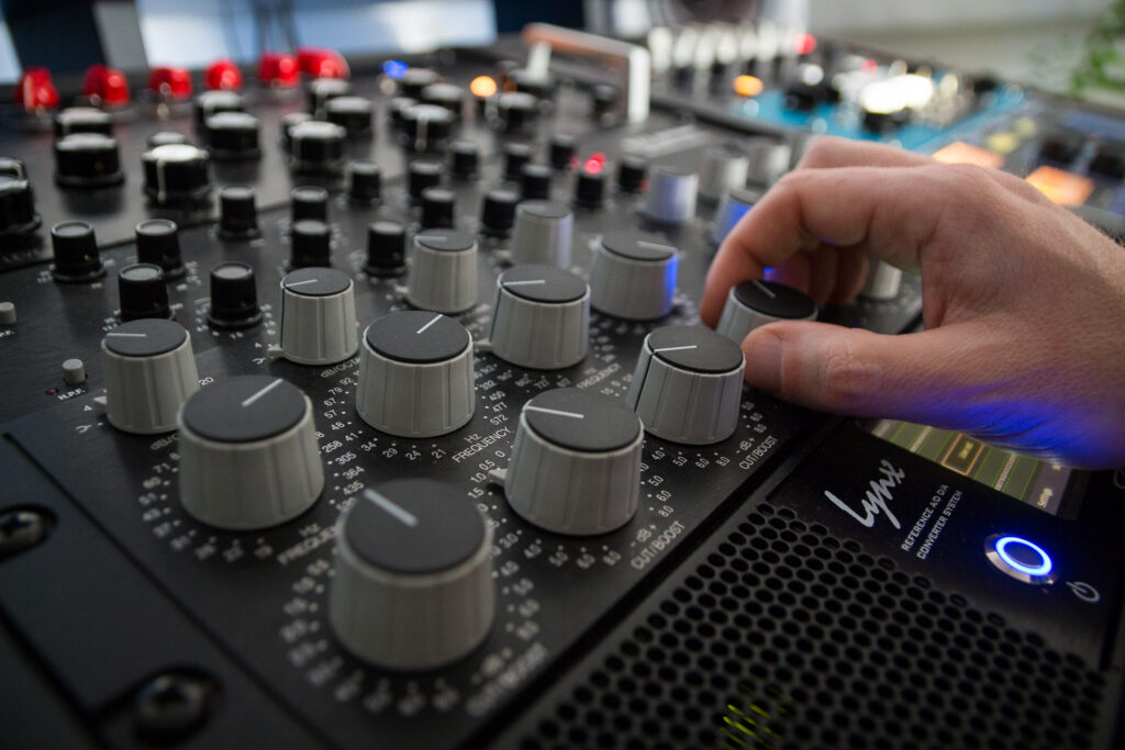 Analog Mastering: The Art of Polishing Your Music 1 Analog Mastering